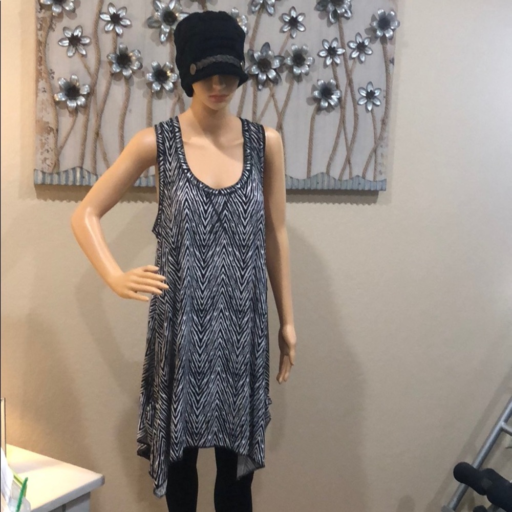 Black and white tunic top/shirt dress